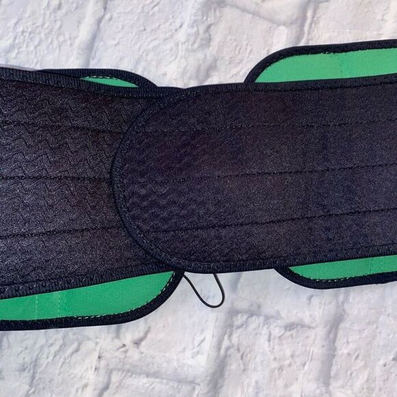 Mueller green adjustable around the waist back support green and black - Picture 5 of 6